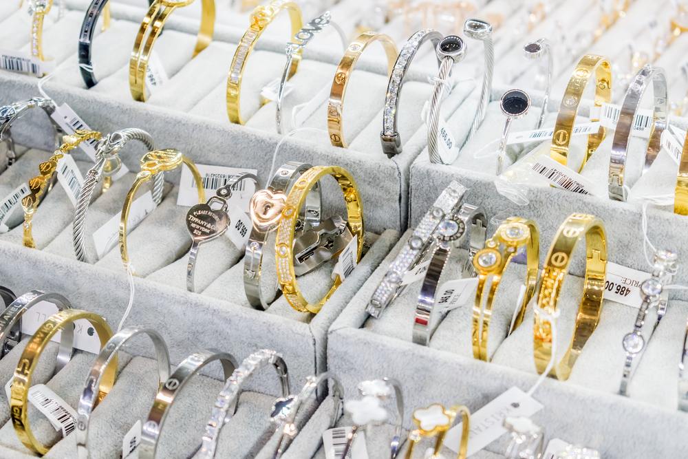 流光溢彩，匠心呈現(xiàn) 探訪珠寶零售店的櫥窗藝術與空間敘事